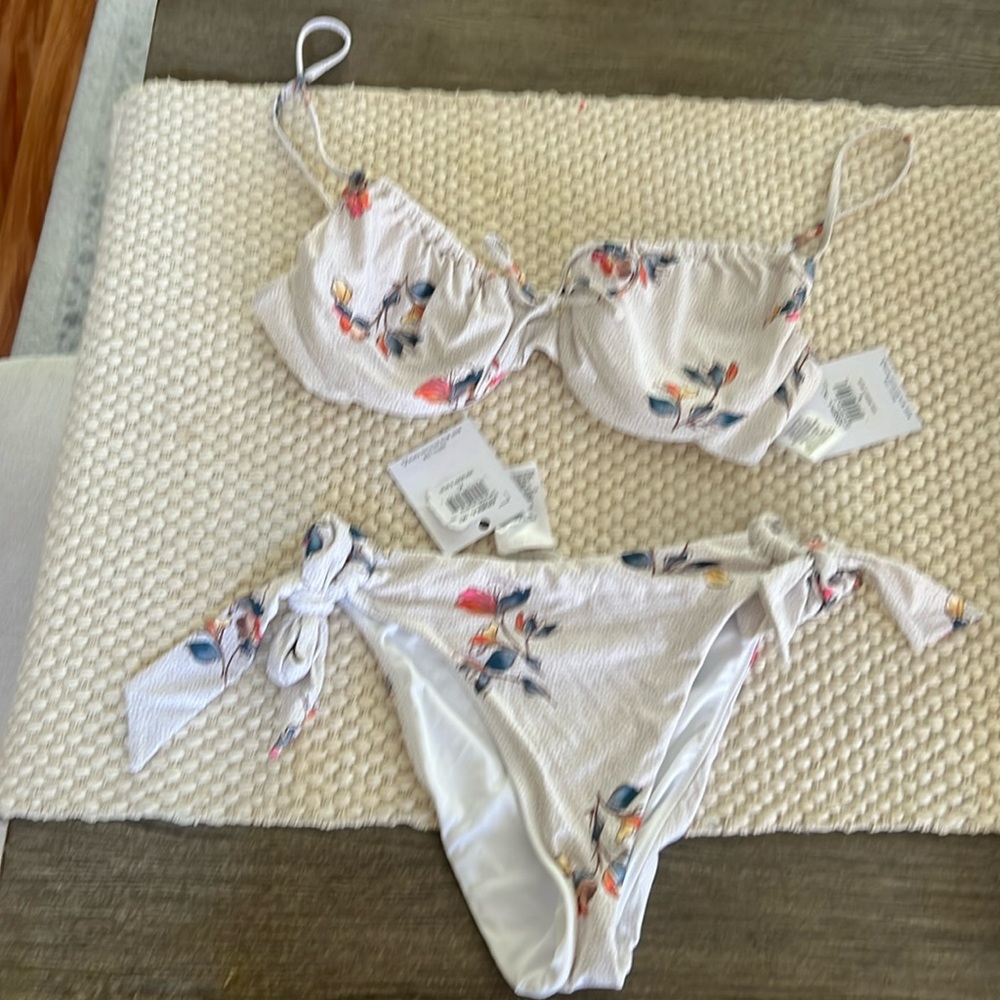 O’Neill brand new top -M bottoms,XL it runs small-the xL bottom like a  medium